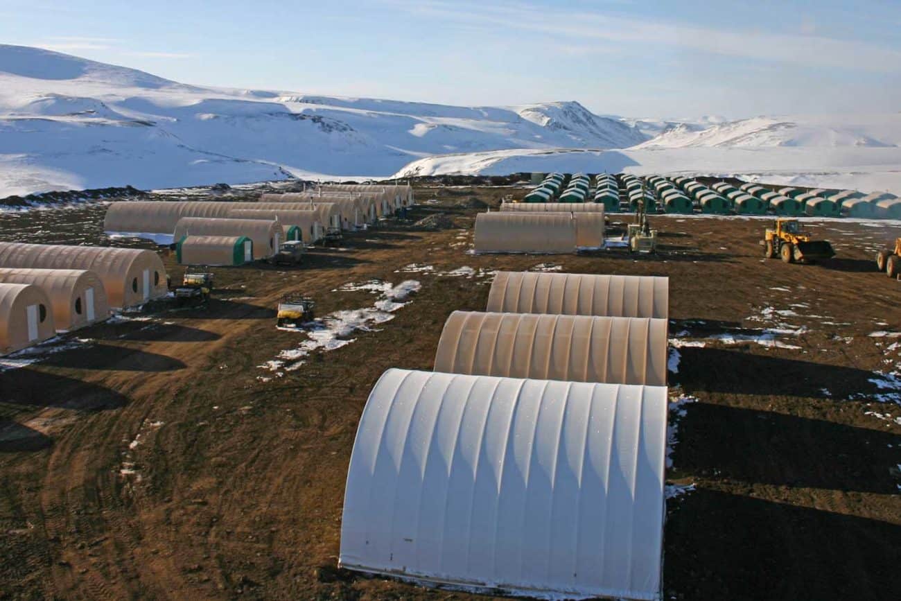 alaska-structures-cold-weather-camp-system-4 Tents and machines on a snowy mountain