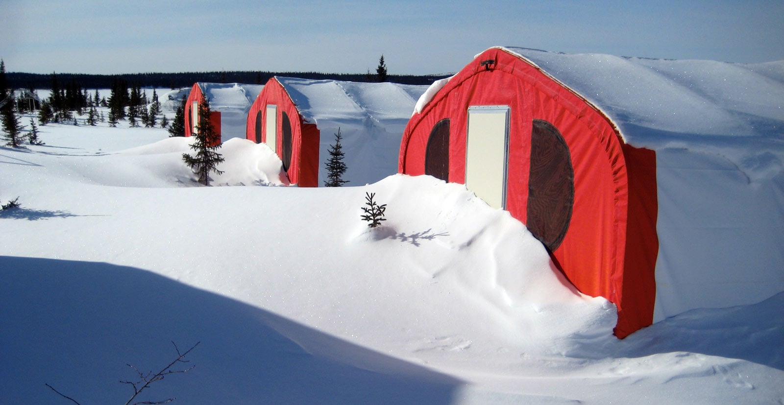 exploration-camp-for-cluff-lake-project-athabasca-basin-using-alaska-structures-1 Exploration camp supporting the Cluff Lake Project in the Athabasca Basin, Canada, designed for reliable performance in extreme cold-weather conditions. Featuring GB Series™ fabric buildings from Alaska Structures®, the camp provides insulated, climate-controlled facilities for workforce accommodations and exploration support in remote northern terrain.