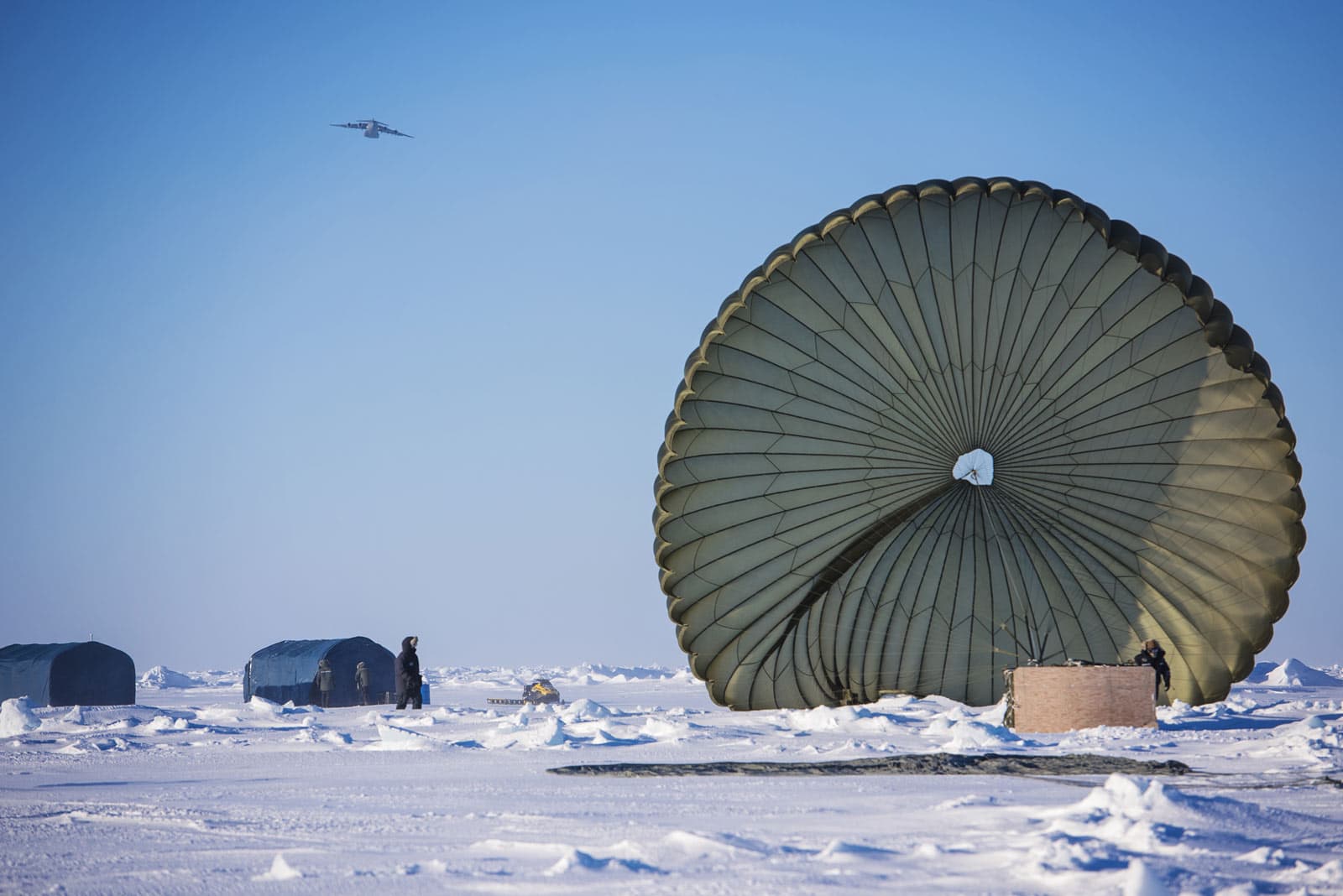 air-drop-deployment-of-rapidly-deployable-field-office-and-operational-support-shelters-for-ICEX-2016-using-alaska-structures-1 Critical equipment and field office infrastructure were air-dropped onto Arctic sea ice to support rapid camp establishment, enabling facilities from Alaska Structures® to be deployed in remote locations with little to no permanent infrastructure.