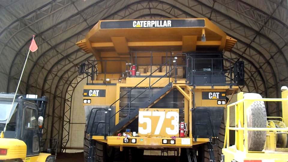 mining-truck-repair-facility-for-a-large-lithium-mining-operation-in-the-atacama-region-of-chile-2 An engineered fabric building from Alaska Structures® provides a large open-span interior free from support columns, allowing mining trucks and heavy equipment to be serviced, maintained, and repaired onsite while protected from extreme environmental conditions.